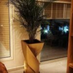 Un areca déploie ses frondes élégantes dans un pot torsadé doré de 80 cm